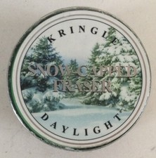 Seltene KRINGLE DAYLIGHT schneebedeckte Fraserkerze 12 Stunden brennen brandneu mit Etikett kostenloser Versand