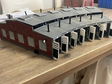 Ring-Lokschuppen H0, 6 Stände, mit Torschließmechanik, ohne Gleise