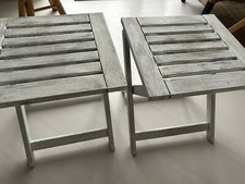 Zwei Hocker oder kleine Tischchen