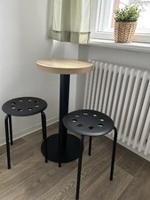 Kleiner Küchentisch mit Hockern