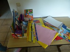 Konvolut Bastelmaterialien Tonpapier, Pfeifenputzer, Prägefolie, Wellpappe uva.`