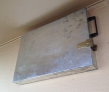 L/  Geld/Schmuck kassette Chrom aus Bank Schliessfach Tresor 37x24x4,5cm Waffen?