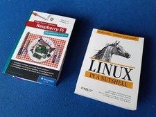 Zwei dicke Computerbücher: "Raspberry Pi" und "Linux in a nutshell"