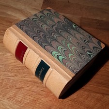 Schachtel in Buchform · 17,2 x 7,6 x 14,4 cm