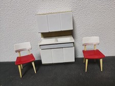 Puppenhaus -Möbel: Schrank mit Spüle und 2 Stühle und Eimer