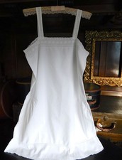 VINTAGE MÄDCHEN NACHTHEMD WEISS MIT SPITZE (A31)