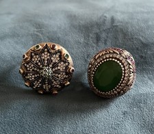 Zwei auffällige Ringe mit