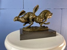 Bronzeskulptur eines laufenden Hasen auf schwarzem Marmorsockel nach Nick