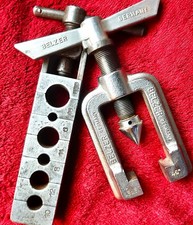 BELZER  N° 4482    Bördelgerät  für  Bremsleitung,  2-Teile