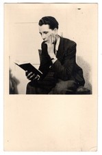 Vintage Foto 1930/40er – junger Mann lesend im Sessel / nachdenkliche Szene
