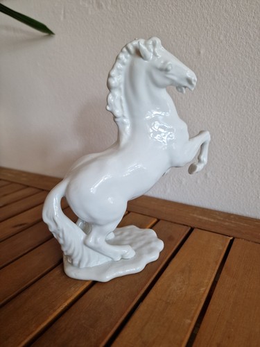 Steigendes porzellan pferd - steigendes,