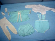Schöne alte Puppenkleidung