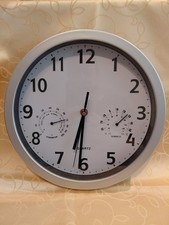 hübsche Wanduhr mit Thermometer und Hygrometer