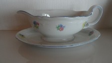 Schöne Sauciere auf Teller