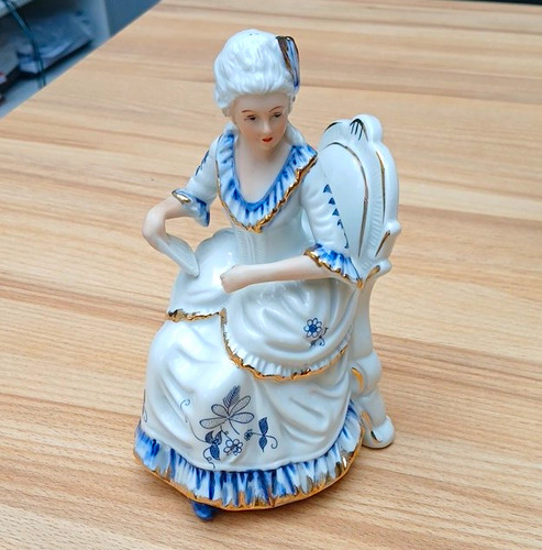 Porzellanfigur sitzende dame - sitzende,