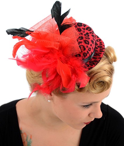 Red burlesque leo - leo, feather