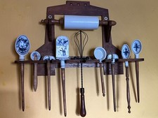 Jugendstil-Halter mit 10 seltenen, antiken Küchengeräten, Sammlerstücke