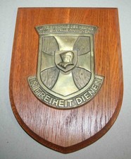 Holztafel mit Wappen