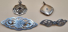 Konvolut vier alte Schmuckteile, Broschen und Anhänger, Silber dabei, Medaillon