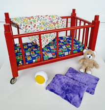 Schönes Holz Bett auf Rollen für Baby Born Annabell mit Spieluhr + Zubehör