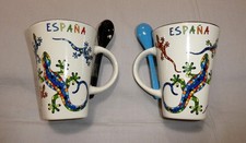 2 Tassen, Becher  außen beige mit bunten Geckos innen schwarz und blau +Löffel