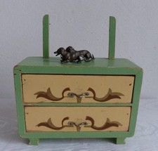 Art Deco Puppen Kommode mit Spritzdekor um 1920/30 und Accessoires Dackel Kissen