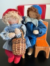 zwei kleine Waldorf Puppen 15cm mit zwei Holzstühlen
