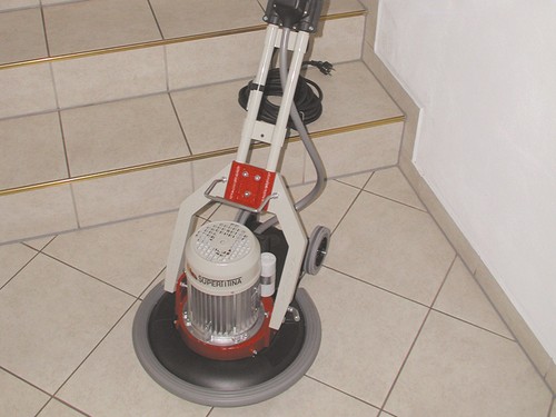 Ausfug und reinigungsmaschine - und,