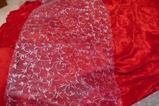 Silberner Dekostoff mit Rankenmuster in verschiedenen Längen 