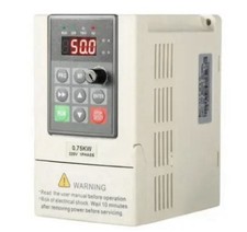 Frequenzumrichter 0,75KW Ausgang 3Phasen Eingang 1Phase 220V in grau