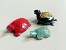 3 kl. Schildkröten aus Jade, Muranoglas und rotem Stein