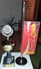 Dartpokal 2. Platz und Fahnenmast mit Flagge Coca Cola ausziehbar. Gebraucht.