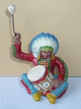 Wildwest - Figur aus Masse : sitzender Indianer mit Trommel von LEYLA