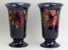 EIN SCHÖNES PAAR MOORCROFT KUNSTKERAMIK ANEMONE DESIGN VASEN