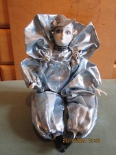 Harlekin Puppe sitzend, in Silber, ca. 20cm hoch, Kopf-Arme u. Beine Porzellan