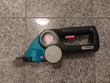 Gardena Akku-Grasschere mit   Laufräder und einen Teleskopstiel