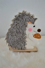 Niedlicher igel mit fell zum - niedlicher,
