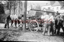 Foto-Negativ, Belgien, Sdt. an einer Handdruckspritze, Löschwagen, 5026-766/10