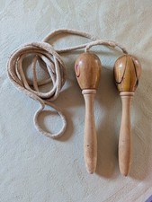 Älteres Springseil mit Holzgriffen