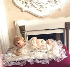 TOP ZUSTAND !! "Blanker Popo " Sammlerpuppe liegend auf Kissen, markenlos??