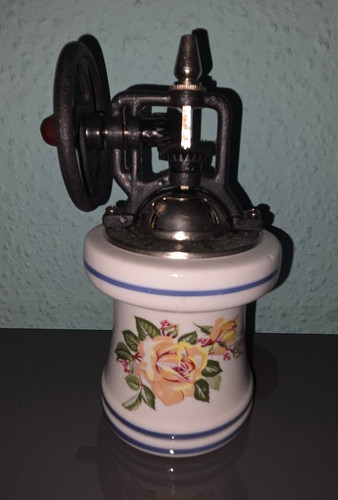 Antike porzellanmühle mit - antike,