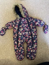 Fred & Flo Baby Mädchen Schneeanzug, bis zu 3 Monate. Blumendesign, mit Fäustlingen