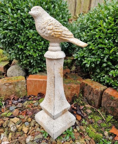 Obelisk mit vogel säule - obelisk,