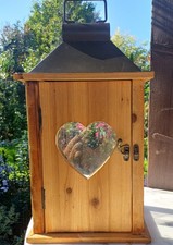 schöne  Holz- Metall - Laterne mit Herzfenster     38 x 21 x 14 cm