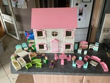 Puppenhaus aus Holz mit Möbeln
