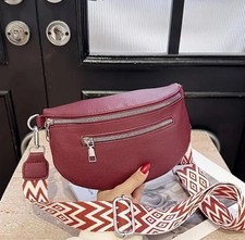 Bordeauxrote Umhängetasche mit Ethno-Gurt Kunstleder