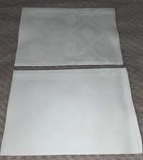  2 schöne Damast-Servietten, weiß mit hübschen Muster, DDR?