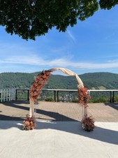 Hochzeitsbogen mit Blumen