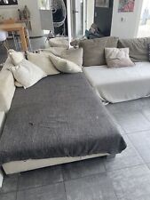 Gebrauchte schmutzige Couch  Sie Ist Sehr Breit Und Hat Eine Tiefe Sitzfläche .