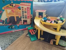 Fisher Price Garage Parkrampe Service Center / Aufzug verpackt 1970